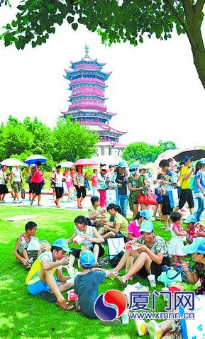 有了旅游年卡，市民游览景区更方便。