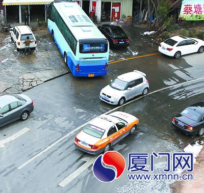 路边洗车店直接把洗车污水排放到路面上