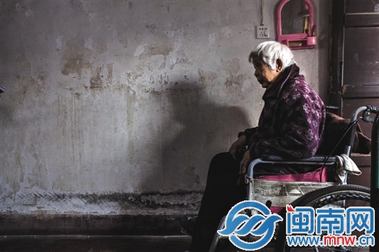 陈磨治坐在轮椅上，常年窝在家中，好希望有人带她出
