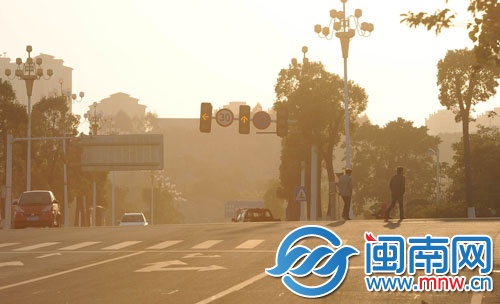 右转灯关闭，车辆行驶须让行人先过