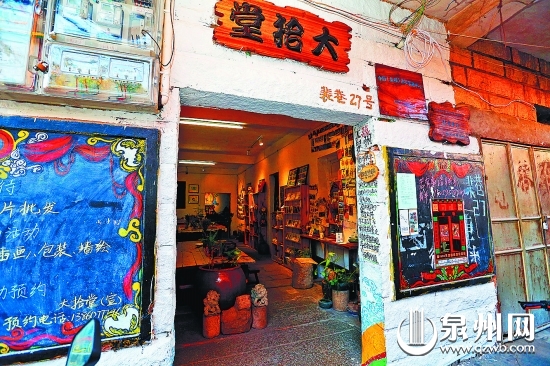 门旁的墙绘，让这座古老的房子散发出新气息