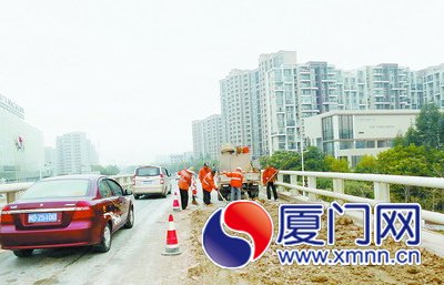 清洁工清洁时要占一个车道