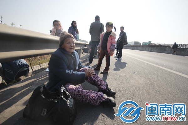 客车上最老乘客，80岁的曾素得老太太