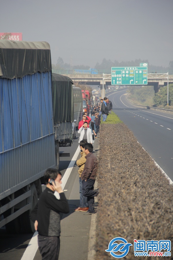 龙岩往漳州方向大堵车，司机们都跑出来透气