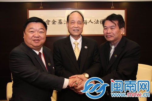 2013年12月10日，海基会董事长林中森先生（中）亲切 