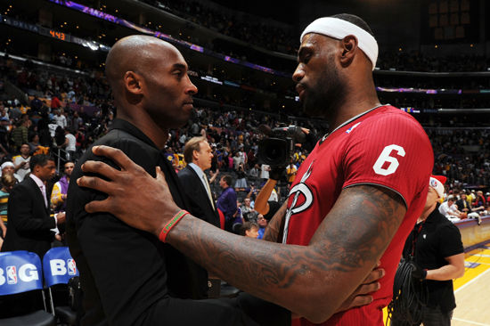 科比投篮压腕手型图解_科比个人收入压詹皇(2)