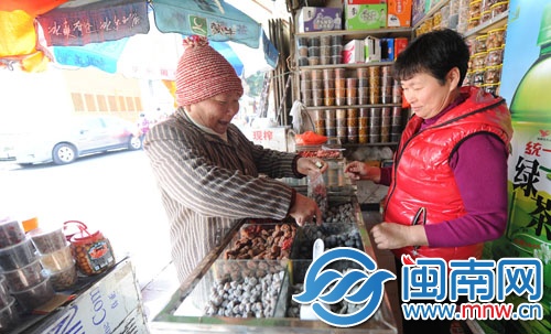 呷甜来林阿香店里买蜜饯的