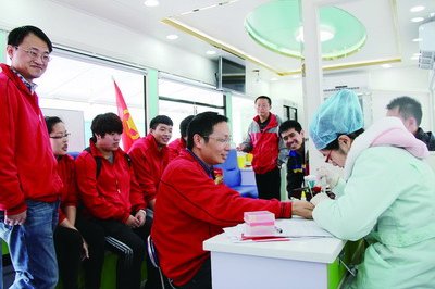 五一文化广场东侧的爱心献血房车正式启用，市民踊跃