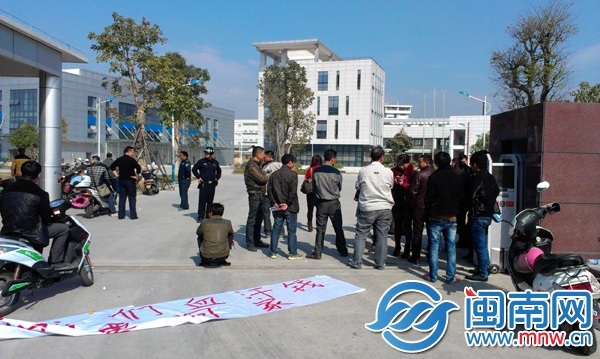 工人们聚集在工厂门口讨薪