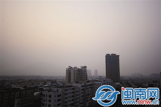 昨日傍晚，灰蒙蒙的天空把圆山隐藏起来。
