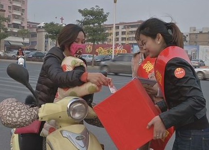 爱心人士纷纷捐款