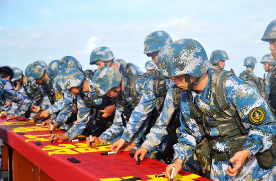 官兵们在条幅上签名