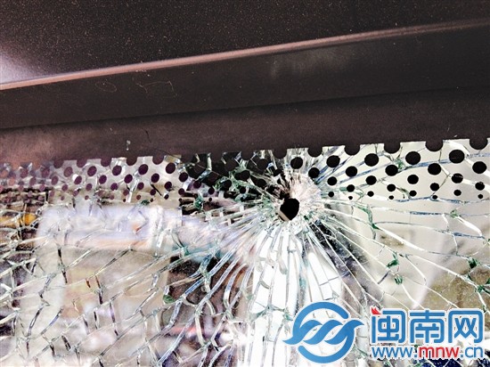 福州公交行驶中车门被击穿 玻璃瞬间爆裂