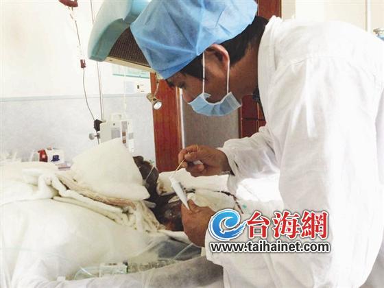 医生为黄秋虹上药