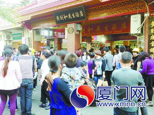昨日，我市迎来游客高峰，各大景点、特色小吃店里游