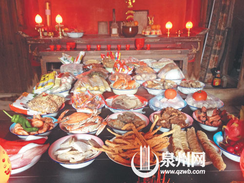 除夕午后,泉州市区的各家各户开始摆上丰盛的供品敬