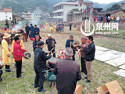 正月初五，永春达埔镇达理村村民们在“迎社火”的仪