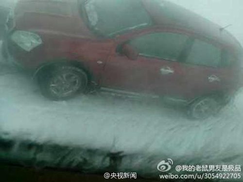 新疆省道201线遭10级大风夹雪2
