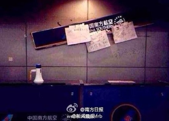 郑州机场飞机延误乘客打工作人员并泼饮料1