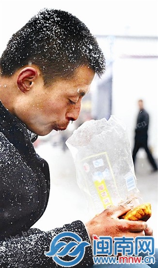 西安打工者冒雪谋生