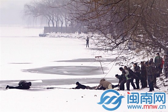 西安打工者冒雪谋生2