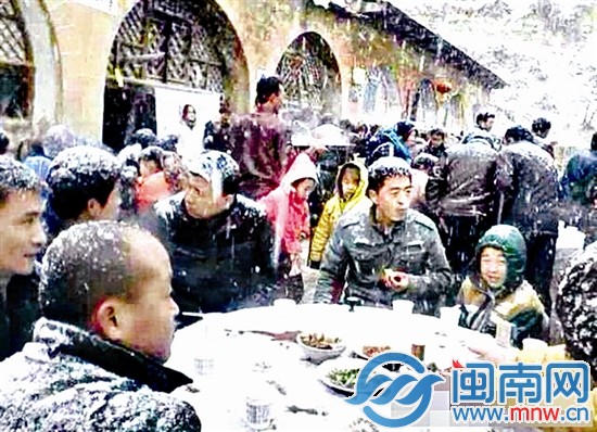 西安打工者冒雪谋生1