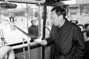 南京市长节后首日自带零钱挤公交