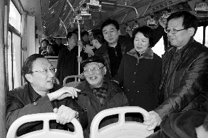 南京市长节后首日自带零钱挤公交1