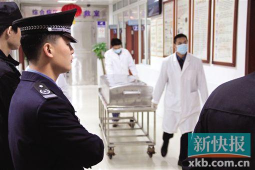 广州押钞员俯身捡手机时枪支走火