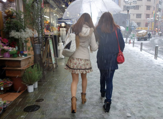 <em>日本</em>大雪街头<em>美女</em>仍穿短裙