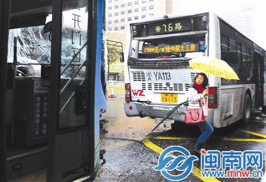 福州一公交挡风玻璃雾化 导致两车追尾乘客轻伤