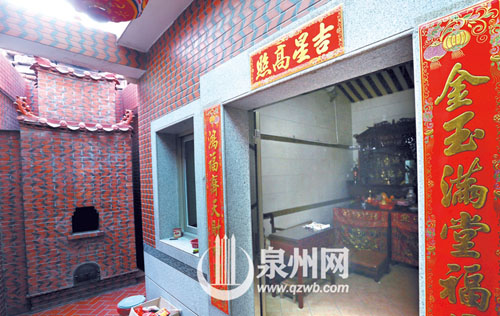 宫仅一间房间大小，内奉祀佛像、关帝爷等，宫内侧还