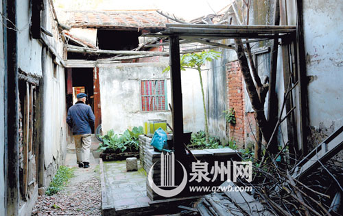 三朝巷26号，古厝大厅已经变成一片小菜地，大厅部分
