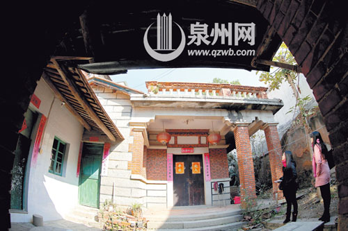 很多古厝只留下祖厅、护厝、后园，大多已是断壁残垣。