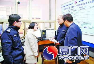 大年初三，市民评代表和效能监督员在派出所了解民警