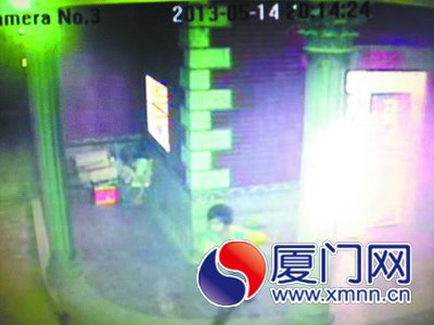 恶人放火后匆忙逃离，被监控探头拍下