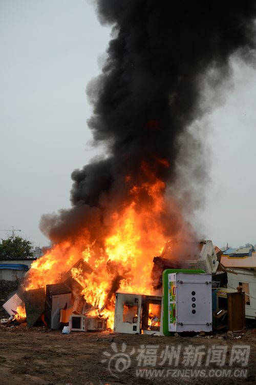 福州台江年初缴获近千件非法烟花爆竹 销毁20