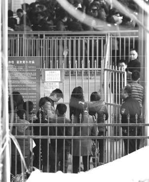 学员正在排除等待体检