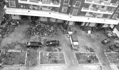 恒新花苑小区楼下,占道的废旧汽车零件基本清空