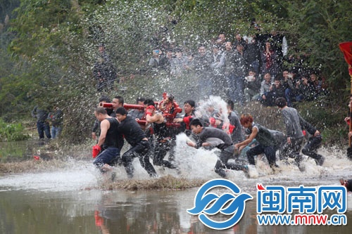 壮汉抬神像下河