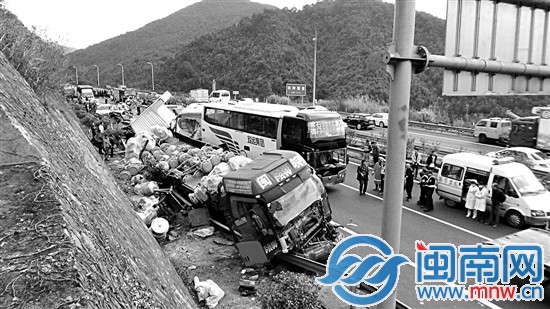 高速靠近洋畲隧道处,两辆轿车发生追尾事故,都停在了高速路中高清图片