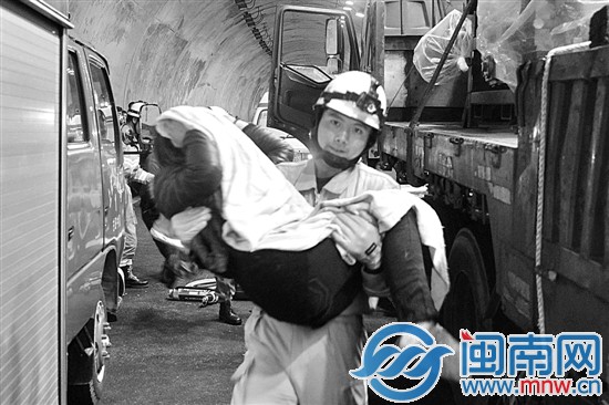 厦蓉高速龙岩上杭段16车连环相撞 惨烈车祸致2死8伤 高清图片