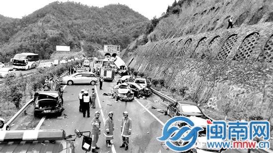 高速靠近洋畲隧道处,两辆轿车发生追尾事故,都停在了高速路中高清图片