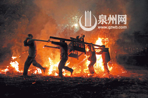 泉港樟脚村跳火堆，寓意着新春越来越红火。（肖红 