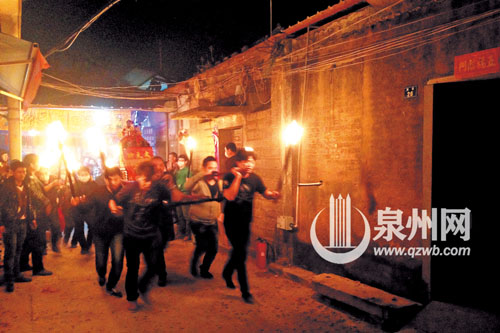 安海西宫跑佛，村民举着火把、抬着佛像，祈福新年越