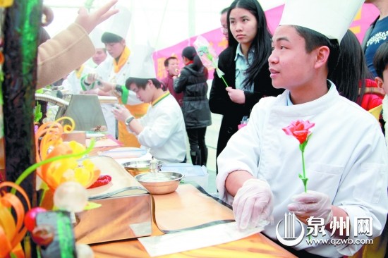 主办方请来大厨为游客送上精美的小吃
