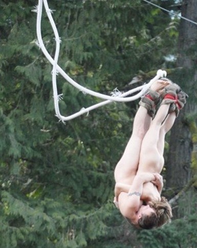 加拿大有一处蹦极区专门为裸体蹦极者开放