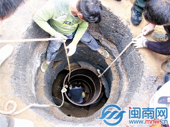 两名工友协作