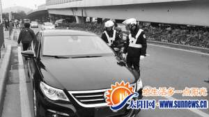 这辆无牌车遇派出所所长检查闯关，被及时拦下。