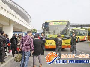 春运期间，人们等坐北站至同安的跨区公交